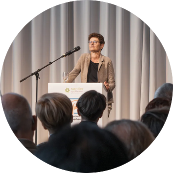 Das Foto zeigt Amtsgerichtspräsidentin Stefanie Wulff während ihrer Laudatio an einem Redepult